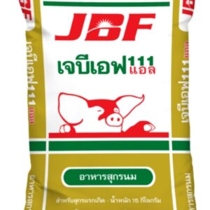 ภาพนี้เป็นภาพของ ถุงอาหารสุกร JBF 111L ซึ่งเป็นอาหารสำหรับลูกสุกร โดยมีรายละเอียดดังนี้: ยี่ห้อ: JBF ชื่อสินค้า: เจบีเอฟ 111 แอล (JBF 111L) ประเภทสินค้า: อาหารสุกรนม ช่วงอายุการใช้งาน: สำหรับสุกรแรกเกิดถึงน้ำหนัก 15 กิโลกรัม น้ำหนักสุทธิ: 30 กิโลกรัม การออกแบบถุง: สีหลักของถุง: สีขาว, สีเขียว และสีทอง มีโลโก้ JBF สีแดงอยู่ด้านบน มีรูปหมูสีแดงอยู่ตรงกลางถุงเพื่อสื่อถึงการใช้งานสำหรับสุกร ข้อความเน้นย้ำว่าเป็น อาหารสุกรนม ถุงนี้เหมาะสำหรับผู้เลี้ยงสุกรที่ต้องการอาหารคุณภาพสูงสำหรับลูกสุกรในช่วงแรก เพื่อเสริมการเจริญเติบโตและสุขภาพที่ดีของสุกร