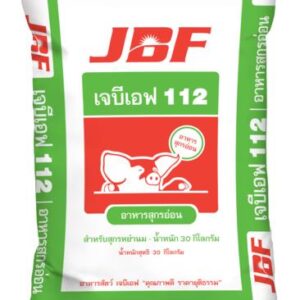 ถุงอาหารสัตว์แบรนด์ JBF ที่ถูกจัดเรียงซ้อนกันอยู่ในโกดังหรือร้านค้า โดยเนื้อหาในภาพมีข้อความระบุชื่อสินค้า เช่น "JBF 112" และ "อาหารสุกร" ซึ่งบ่งบอกว่าเป็นอาหารสำหรับสุกร (หมู) นอกจากนี้ยังมีถุงอาหารชนิดอื่นๆ ของแบรนด์เดียวกัน เช่น "JBF 838" ซึ่งดูเหมือนจะเป็นอาหารสำหรับปลา (มีคำว่า "ปลาทู" และ "ปลากินพืชขนาดกลาง")