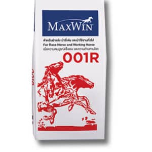 ภาพนี้เป็นบรรจุภัณฑ์ของ **อาหารม้า MAXWIN รุ่น 001R** ซึ่งเป็นอาหารที่ออกแบบมาสำหรับม้าแข่ง ม้าขี่เล่น และม้าใช้งานทั่วไป โดยมีข้อความระบุว่า: - **"สำหรับม้าแข่ง ม้าขี่เล่น และม้าใช้งานทั่วไป"** - **"For Race Horse and Working Horse"** - **"เพื่อความสมบูรณ์แข็งแรง และความต้านทานโรค"** ที่ด้านหน้าของบรรจุภัณฑ์มีโลโก้ **MAXWIN®** อยู่ด้านบน พร้อมตัวอักษรสีแดง "001R" ซึ่งเป็นชื่อรุ่นของผลิตภัณฑ์ และมีภาพกราฟิกของม้าสีแดงในลักษณะกำลังวิ่งหรือเคลื่อนไหวอย่างมีพลัง แสดงถึงความแข็งแรงและพลังงานที่เหมาะสำหรับม้าที่ใช้งานหนักหรือม้าแข่ง บรรจุภัณฑ์มีดีไซน์เรียบง่าย ใช้สีขาวเป็นพื้นหลังและมีข้อความหลักเป็นสีแดงและสีน้ำเงิน ทำให้ดูโดดเด่นและเน้นความเป็นมืออาชีพ
