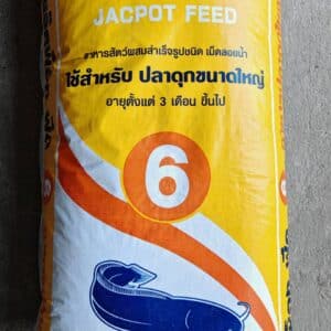 ถุงอาหารสัตว์ แจ๊คพ็อท ฟีด (JACPOT FEED) สูตรเม็ดลอยน้ำ สำหรับปลาดุกขนาดใหญ่ อายุ 3 เดือนขึ้นไป หมายเลข 6 น้ำหนักสุทธิ 20 กิโลกรัม บนพื้นหลังสีเหลือง-ขาว พร้อมลายภาพปลาดุกสีน้ำเงิน