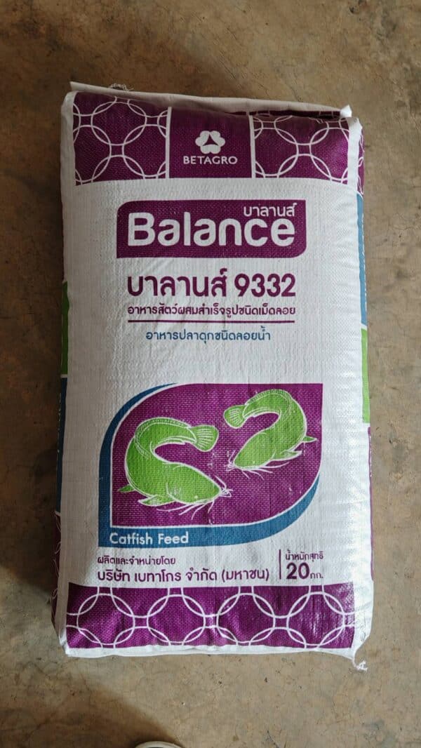 ถุงอาหารปลาดุก "บาลานส์ 9332" แบรนด์: BETAGRO ชื่อผลิตภัณฑ์: Balance บาลานส์ 9332 ประเภท: อาหารสัตว์ผสมสำเร็จรูปชนิดเม็ดลอย การใช้งาน: อาหารปลาดุกชนิดลอยน้ำ (Catfish Feed) น้ำหนักสุทธิ: 20 กิโลกรัม ผู้ผลิตและจำหน่าย: บริษัท เบทาโกร จำกัด (มหาชน)