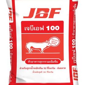 ภาพแสดงถุงอาหารสัตว์ยี่ห้อ JBF เจบีเอฟ 100 สีแดงและขาว มีสัญลักษณ์รูปหมูอยู่บนถุง เป็นหัวอาหารสูตรสำหรับสุกรเล็กถึงส่งตลาด น้ำหนัก 15-120 กิโลกรัม