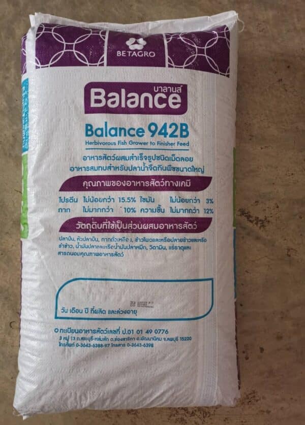 BETAGRO Balance บาลานส์ บาลานส์ 942บี อาหารสัตว์ผสมสำเร็จรูปชนิดเม็ดลอย อาหารสมทบสำหรับปลากินพืชขนาดกลาง Herbivorous Fish Grower to Finisher Feed ผลิตและจำหน่ายโดย บริษัท เบทาโกร จำกัด (มหาชน) น้ำหนักสุทธิ 20 กก. ปลากินพืช